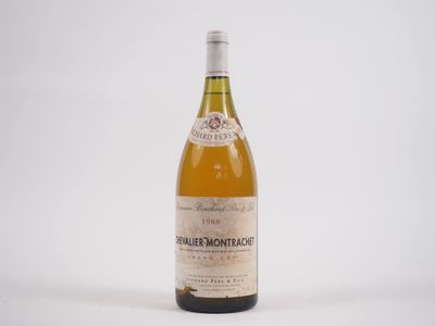 une bouteille de vin posée sur une table