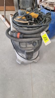 un tas d'outils par terre dans un magasin