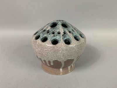 ACCOLAY - PIQUE-FLEURS à partie supérieure tronconique de fo…