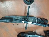 un scooter posé par terre à côté d'autres scooters