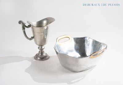 un bol en argent et une coupe en argent posés sur une table blanche