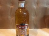 une bouteille d'alcool posée sur une table