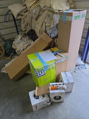 une pile de boîtes posées sur le sol