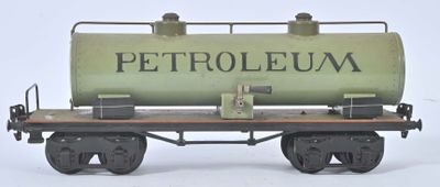 un wagon de petit train sur lequel est posé un char d'assaut