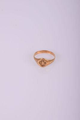 une image d'une bague en or ornée d'un cœur