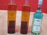 trois bouteilles d'alcool posées les unes à côté des autres sur une table