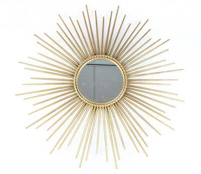 un miroir doré à rayons, accroché au mur