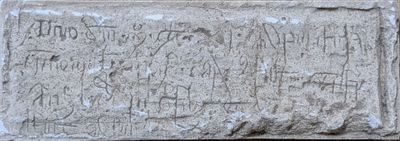 un gros plan d'une plaque en pierre sur laquelle figurent des inscriptions