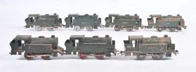 plusieurs petits trains sont alignés sur une surface blanche