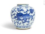 un vase bleu et blanc orné d'un lion