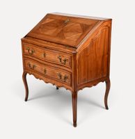Bureau de pente en noyer mouluré et sculpté ouvrant par deux… (photo 4)