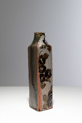 un vase orné d'un motif marron et noir
