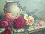 un tableau représentant un vase et des roses posés sur une table