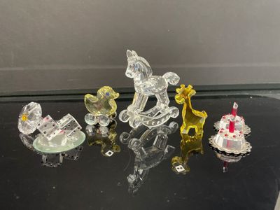 un lot de figurines en verre posées sur une table