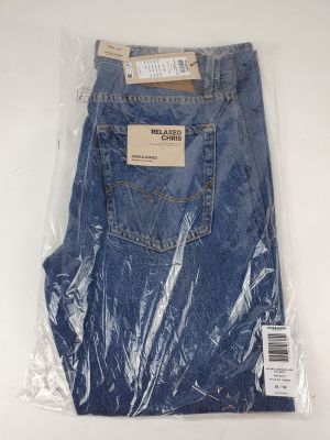 l'arrière d'un jean bleu emballé dans du plastique