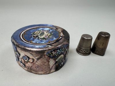 deux dés à coudre et un dés à coudre posé sur une table