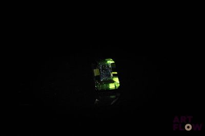 une photo d'un téléphone portable éclairé dans le noir
