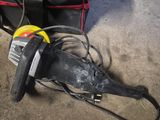 un sac et un casque posés par terre