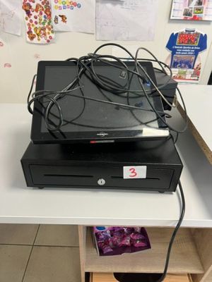 un ordinateur posé sur un bureau blanc