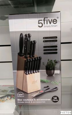 une photo d'une boîte contenant un ensemble de couteaux