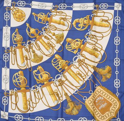 un gros plan sur une écharpe bleue et blanche ornée de motifs dorés
