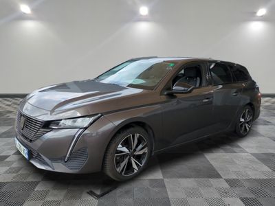 Véhicule hybride Lexus 2020 garé dans un showroom au sol à damier