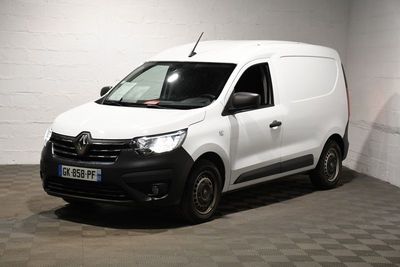 la camionnette blanche est garée dans une grande pièce au sol en damier
