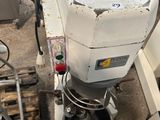une machine posée sur une palette dans une pièce