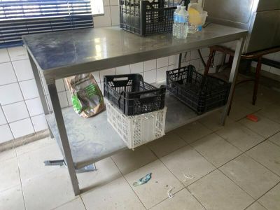 une table en métal sur laquelle sont posés des paniers, dans une cuisine