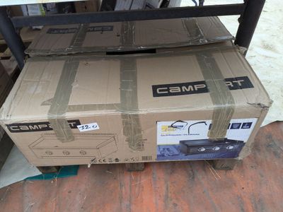 une boîte posée sur un carton posé par terre