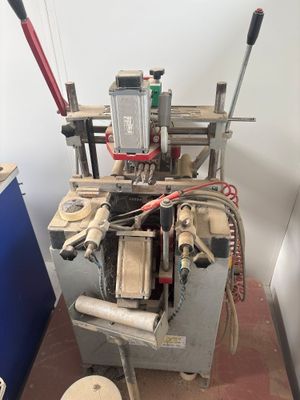 une machine posée sur une table dans une pièce