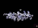 des diamants sur une surface noire avec un fond noir