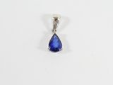 un pendentif en saphir bleu en forme de larme sur fond blanc