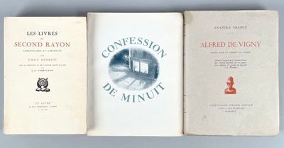 trois livres posés sur une table l'un à côté de l'autre