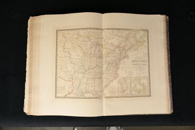 un livre ouvert sur lequel figure une carte des États-Unis