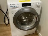 une machine à laver dans un coin d'une petite pièce