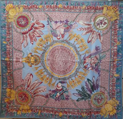 une tapisserie colorée accrochée au mur d'une pièce