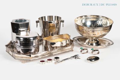un plateau en argent sur lequel sont disposés des assiettes et des cuillères en argent