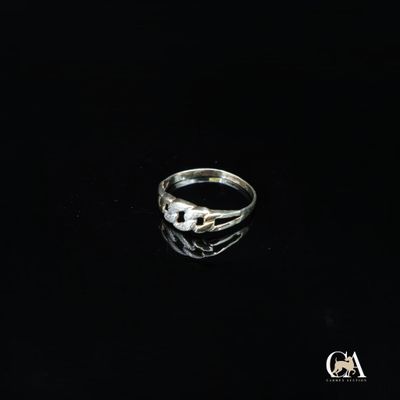 gros plan d'une bague en argent sur une surface noire