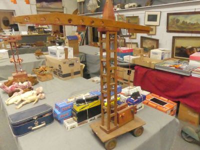 GRUE DEJOU en bois. H. 90 et L.