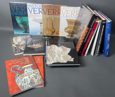 plusieurs livres sont empilés sur une table