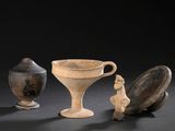 trois pièces de poterie posées sur une table l'une à côté de l'autre