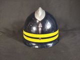 un casque de pompier noir orné de bandes jaunes