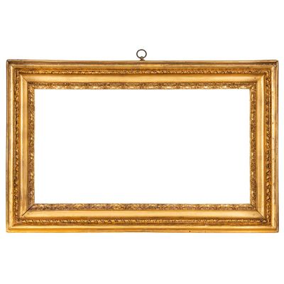 un cadre photo doré accroché à un mur blanc