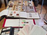 une table sur laquelle sont posés de nombreux livres et papiers