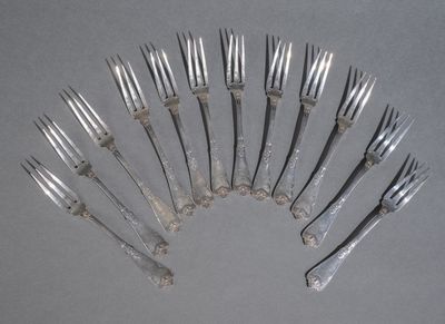 de nombreuses fourchettes disposées en cercle sur une table