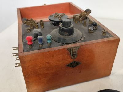 une petite boîte en bois contenant quelques boutons