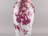vase violet et blanc orné de fleurs violettes sur fond blanc