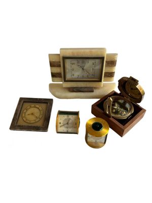 une horloge, un compas, une boîte et d'autres objets sur fond blanc