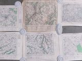 six plans de la ville de Londres exposés sur une table